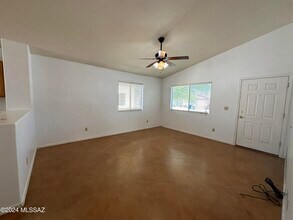 8673 S Desert Dove Dr in Tucson, AZ - Building Photo - Building Photo