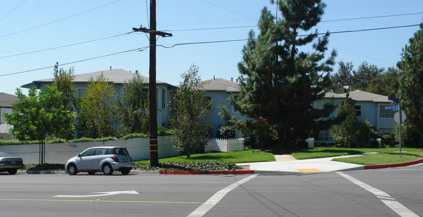 2200 Mira Vista Ave in Montrose, CA - Foto de edificio