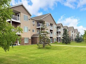 Maple Creek Apartments in Fargo, ND - Building Photo