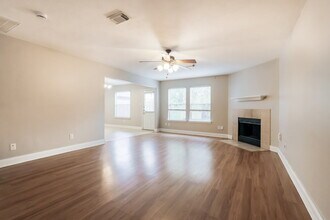 19530 Sandy Bank Dr in Tomball, TX - Foto de edificio - Building Photo