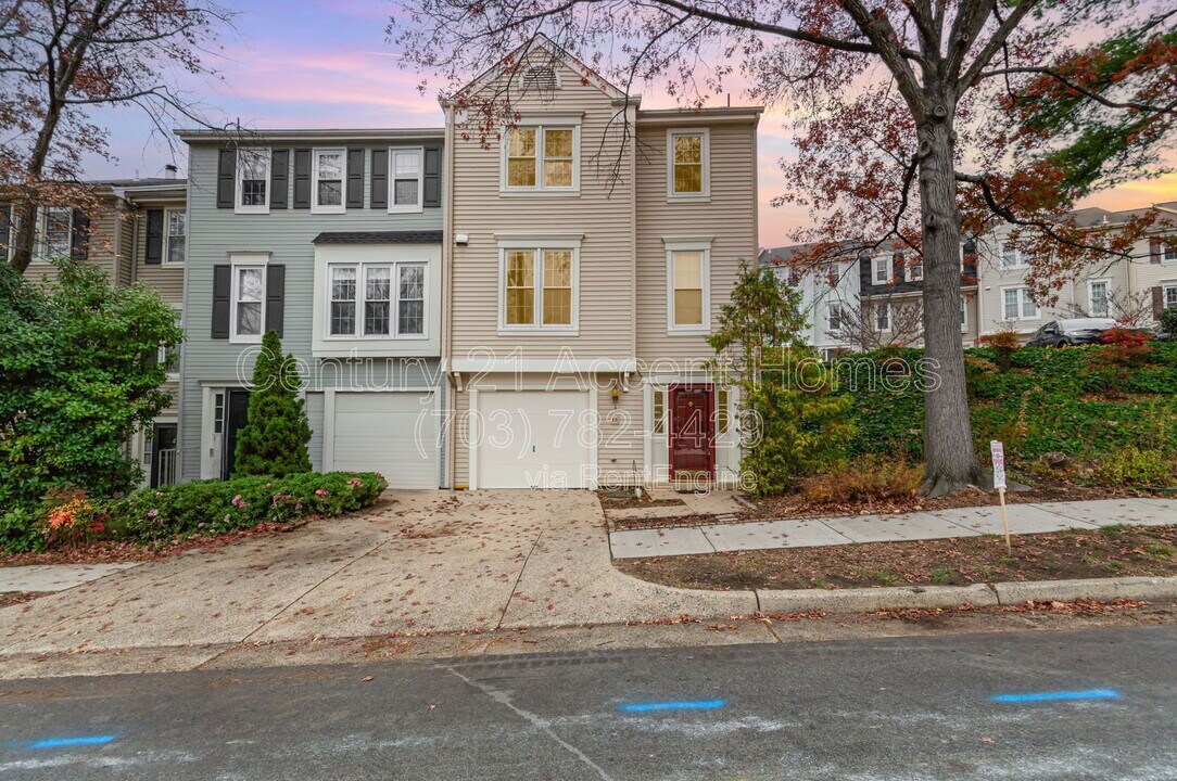 29 S Floyd St in Alexandria, VA - Building Photo