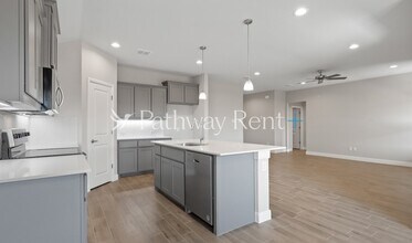 1725 Reverie Rd in Burleson, TX - Foto de edificio - Building Photo