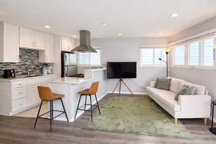 315 Sapphire Ave in Newport Beach, CA - Building Photo