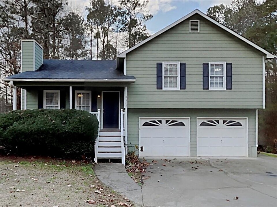 383 Robin Hood Dr in Douglasville, GA - Building Photo