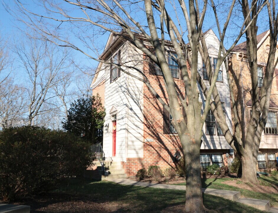 12347 Sour Cherry Way in North Potomac, MD - Foto de edificio