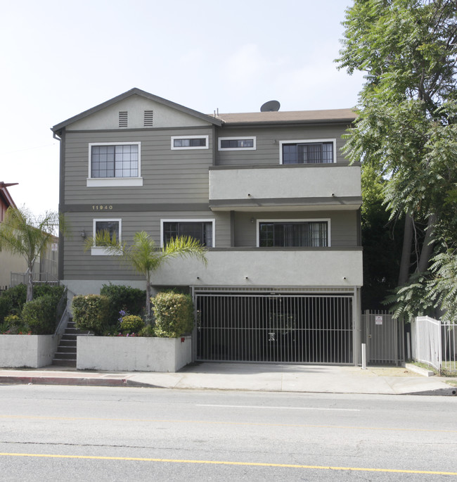 11940 Riverside Dr in North Hollywood, CA - Building Photo - Building Photo