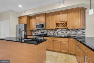 2050 Frankford Ave in Philadelphia, PA - Building Photo - Building Photo