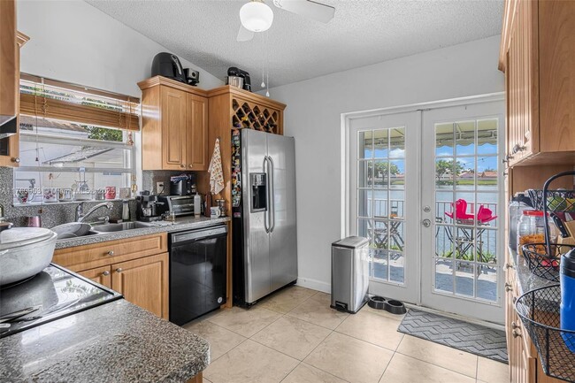 8520 NW 193rd Ln in Hialeah, FL - Building Photo - Building Photo
