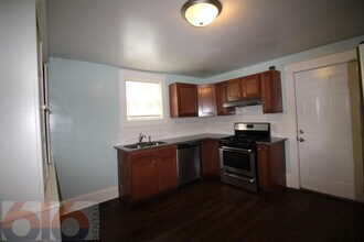 241 Valley Ave NW in Grand Rapids, MI - Building Photo - Building Photo