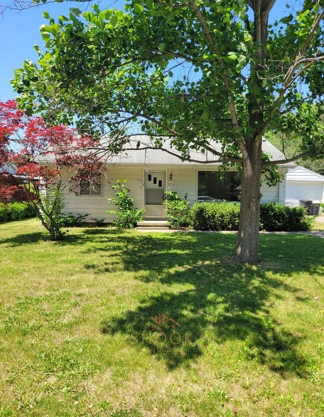 AVAILABLE JUNE 2026 - 2 BR + DEN WITH LARGE YARD in West Lafayette, IN - Building Photo - Building Photo