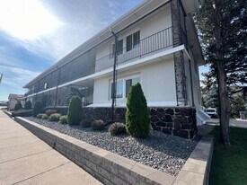 121 W 2nd St in Oconomowoc, WI - Building Photo