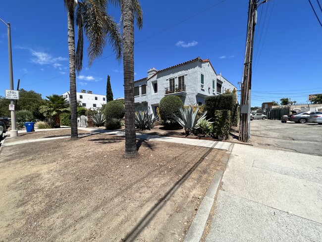 1874 S Redondo Blvd in Los Angeles, CA - Foto de edificio - Building Photo