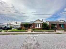3828 Avenue S 1/2 in Galveston, TX - Building Photo