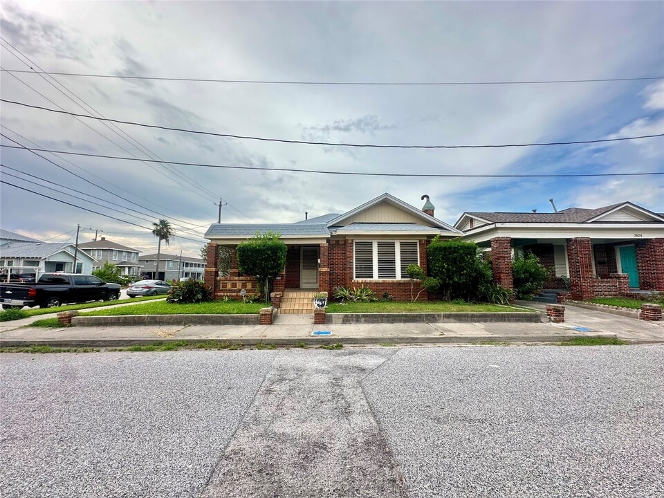 3828 Avenue S 1/2 in Galveston, TX - Building Photo