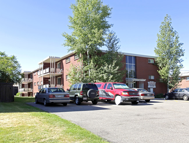 Cedar West Apartments in Lakewood, CO - Building Photo - Building Photo