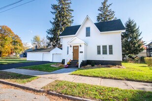 4 Van Buren St in Ballston Spa, NY - Building Photo