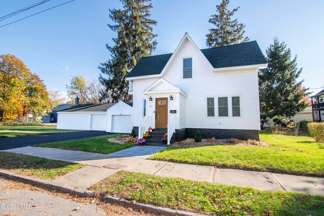 4 Van Buren St in Ballston Spa, NY - Building Photo