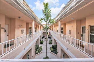 1044 Woodshire Ln in Naples, FL - Foto de edificio - Building Photo