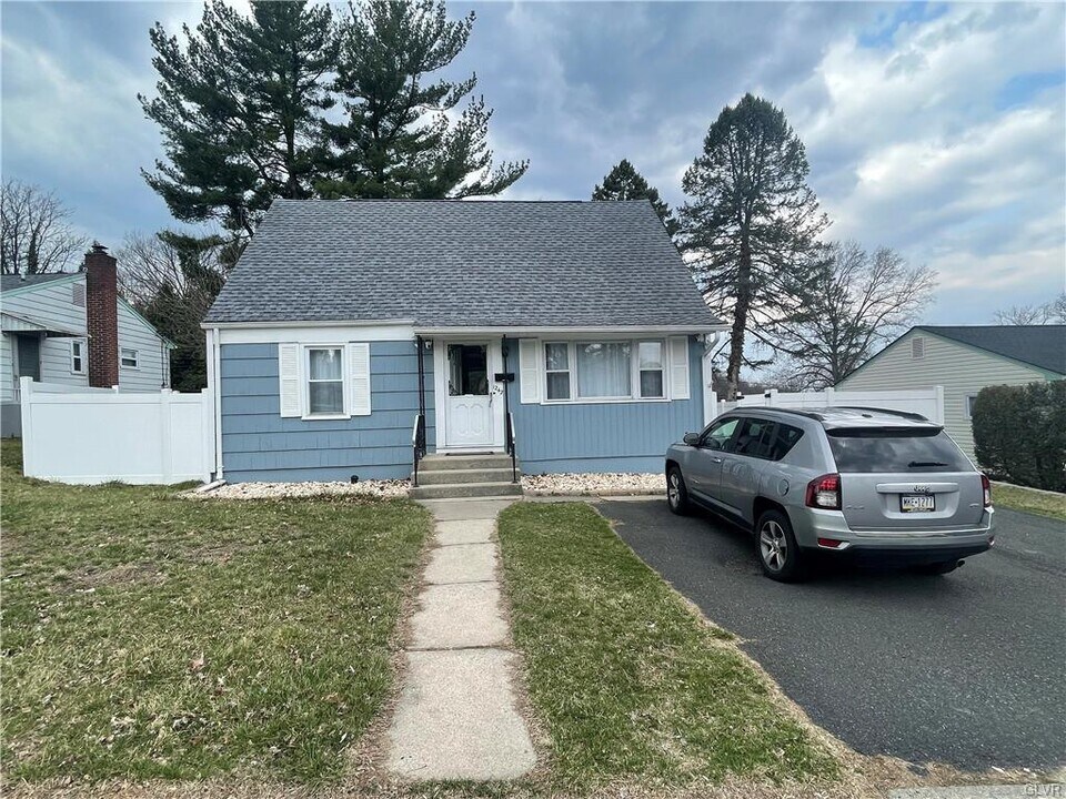 1242 S Jefferson St in Allentown, PA - Building Photo