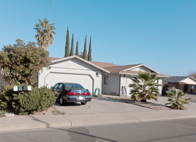 1709-1711 Darby Ln in Ceres, CA - Building Photo - Building Photo