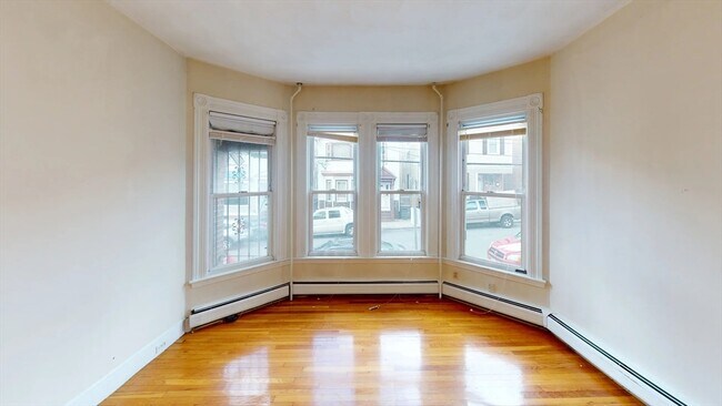 28 Falcon St in Boston, MA - Foto de edificio - Building Photo