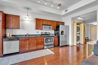 106 W Seeboth St in Milwaukee, WI - Foto de edificio - Building Photo