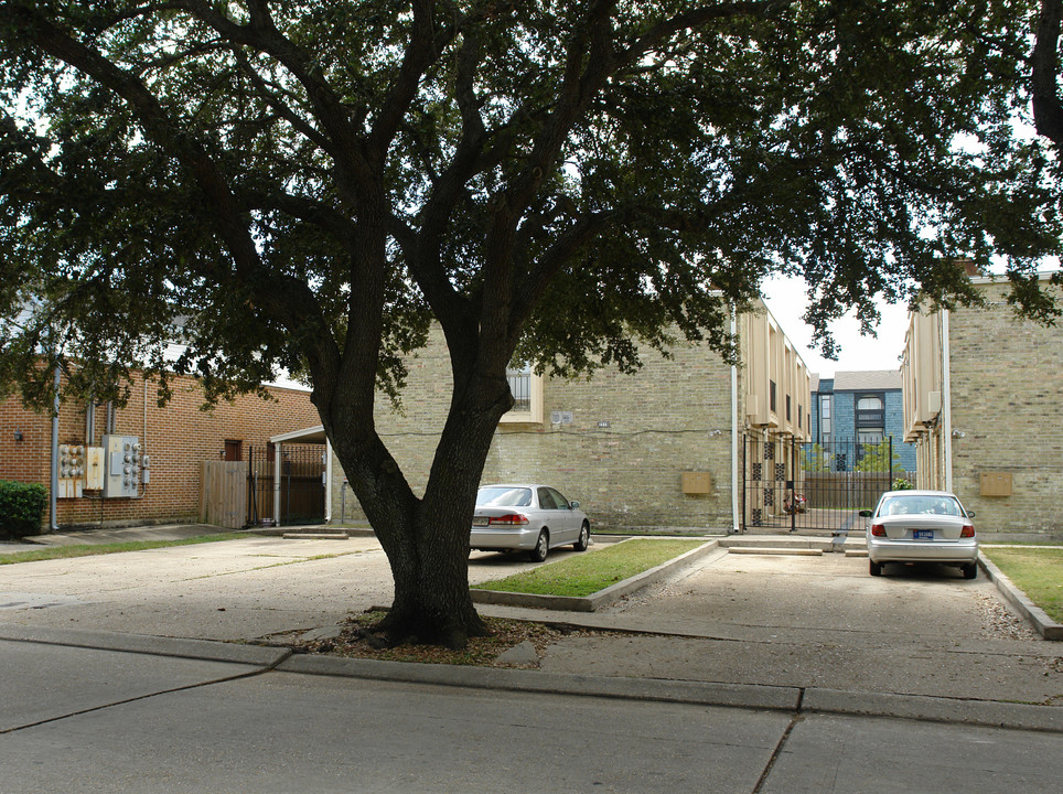 2216 Houma Blvd in Metairie, LA - Building Photo