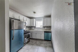 2103 Rosewood Ave in Austin, TX - Building Photo - Building Photo