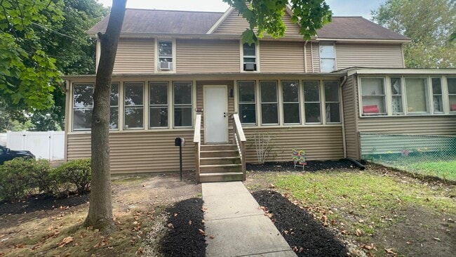 409 E Maple Ave in Lindenwold, NJ - Foto de edificio - Building Photo