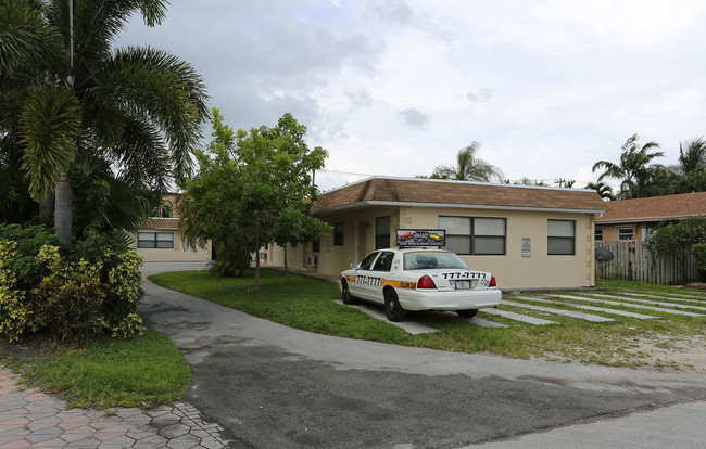1324 Holly Heights Dr in Fort Lauderdale, FL - Foto de edificio - Building Photo
