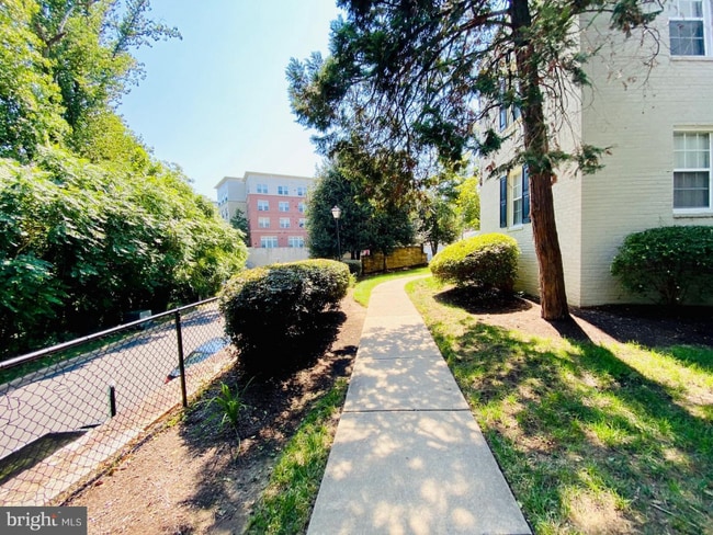 824 S Arlington Mill Dr, Unit 202 in Arlington, VA - Building Photo - Building Photo