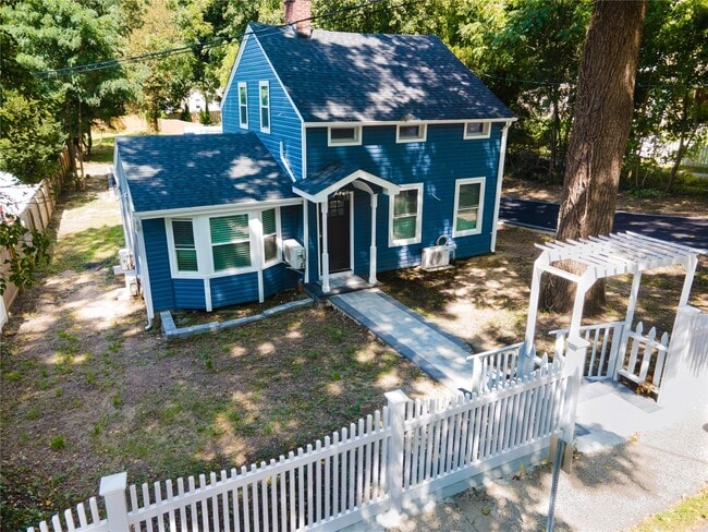 389 Main Rd in East Setauket, NY - Building Photo - Building Photo
