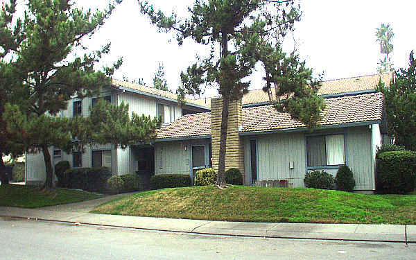 1225 W El Monte St in Stockton, CA - Foto de edificio