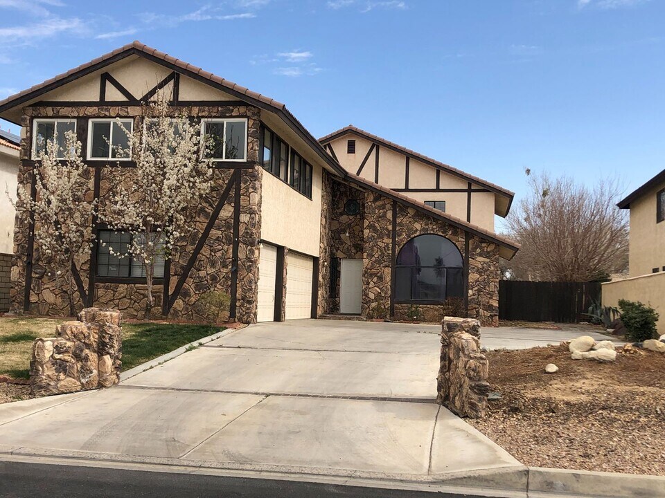 13445 Sea Gull Dr in Victorville, CA - Building Photo