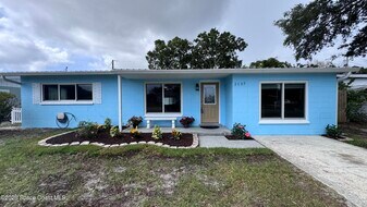 2137 Laden Rd in Melbourne, FL - Building Photo