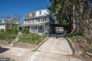 732 Buck Ln in Haverford, PA - Building Photo