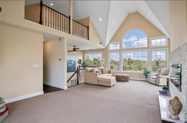 property at 26 Manhasset Dr