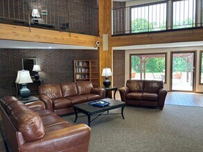 9400 Old Cedar Ave S, Unit Cedarcliff condo in Bloomington, MN - Foto de edificio - Building Photo