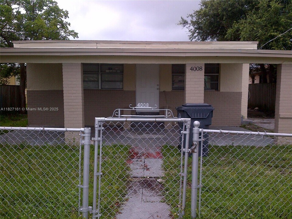 4008 SW 23rd St in West Park, FL - Building Photo