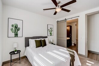 555 N College Ave in Tempe, AZ - Foto de edificio - Building Photo