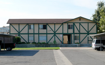 15th Street in Escondido, CA - Foto de edificio - Building Photo