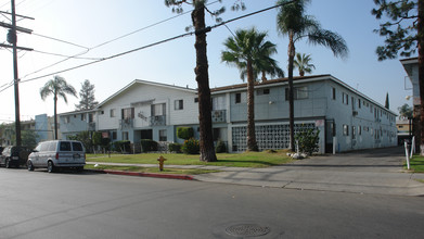 Martinique Apartments in Panorama City, CA - Foto de edificio - Building Photo