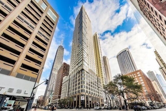 57 E Delaware Pl in Chicago, IL - Building Photo