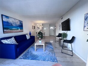 1357 Collins Ave in Miami Beach, FL - Building Photo - Building Photo