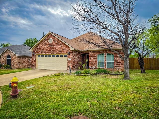 300 Village Pkwy in Crowley, TX - Foto de edificio - Building Photo