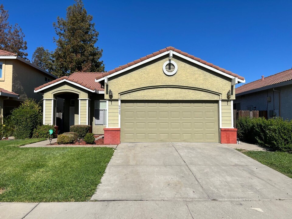 6925 Sandy Souza Way in Elk Grove, CA - Building Photo