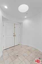 121 N Almont Dr in Beverly Hills, CA - Building Photo - Building Photo