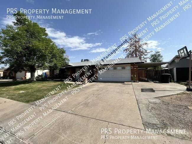 property at 711 N Oracle Cir