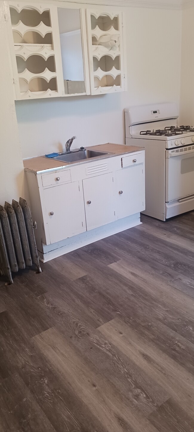property at 1717 W Burnside St