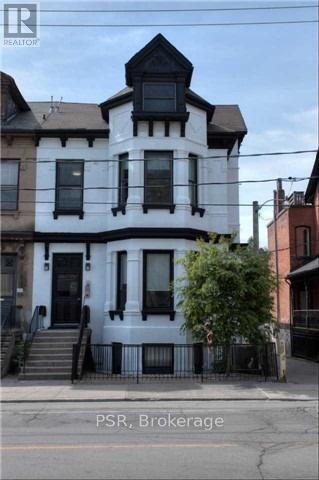 205 Gerrard St E in Toronto, ON - Building Photo